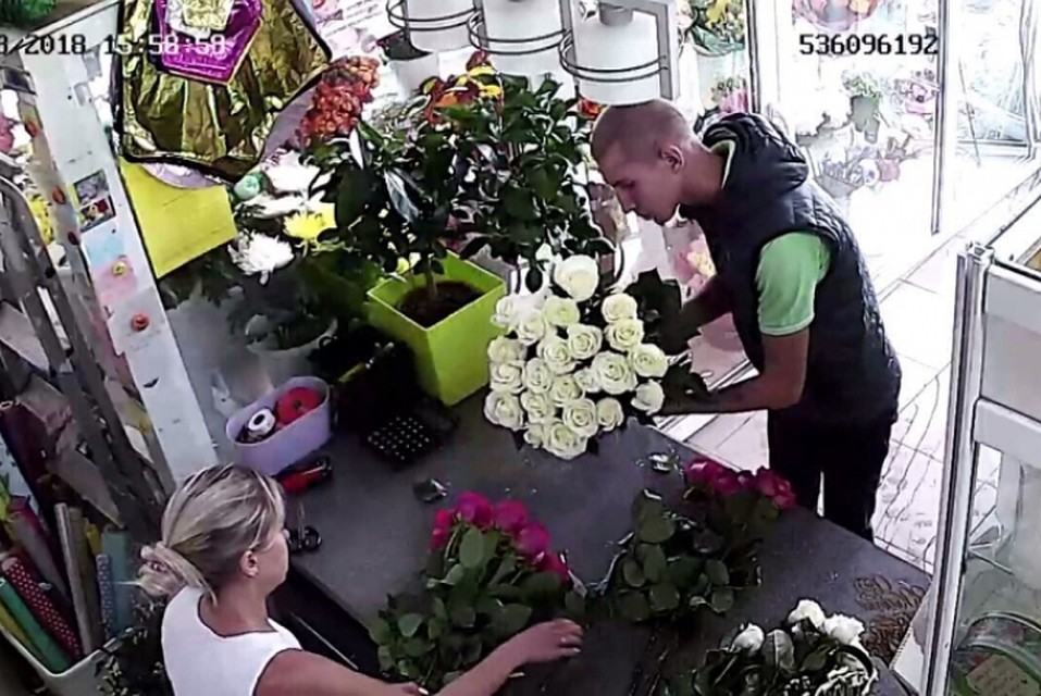 Красть цветы. Грабитель с букетом цветов. Ограбление цветочного магазина. Ворованные розы. Украл розу.