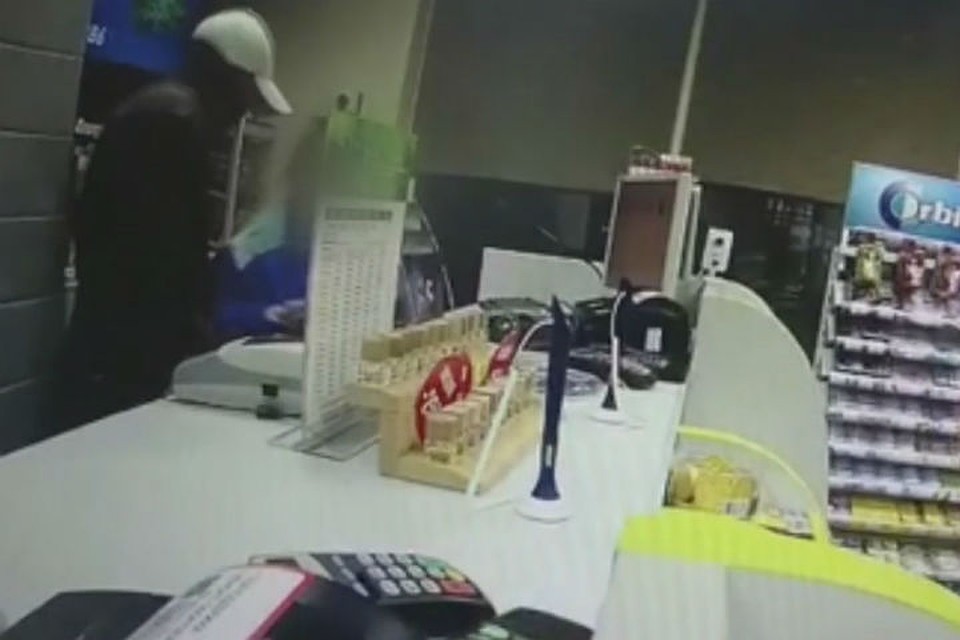 Кассира оружие. Девушка ограбление азс петербург. Угрожал кассиру. Ограбление сбербанка. Ограбление магазина.